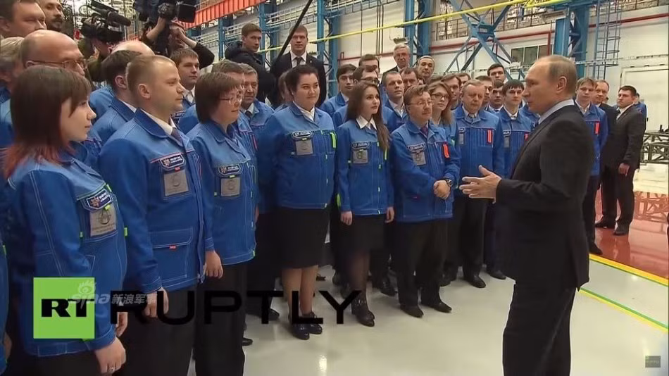 Tổng thống Putin nói chuyện với công nhân – kỹ sư cả nam và nữ nhà máy chế tạo tên lửa S-400 và các tổ hợp radar hiện đại nhất nước Nga.