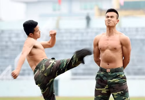Các chiến sĩ biên phòng với thân hình vạm vỡ giỏi võ, giỏi khí công.