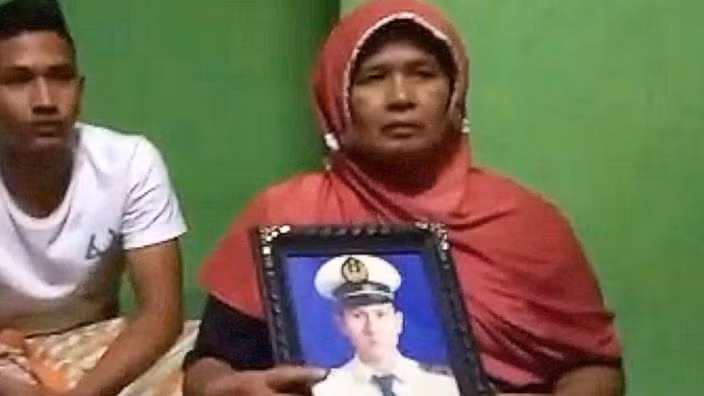 Ngoài ra, Angga Fernanda Afrion, thủy thủ 29 tuổi, là một trong số 50 hành khách trên chuyến bay SJ182. Được biết, Afrion mới lên chức bố khi vợ anh vừa sinh con trai đầu lòng một tuần trước. Bà Afrida, mẹ của Afrion, vẫn đang hy vọng con mình còn sống. Ảnh: Mẹ của Afrion cầm ảnh của con trai. Ảnh: YN.