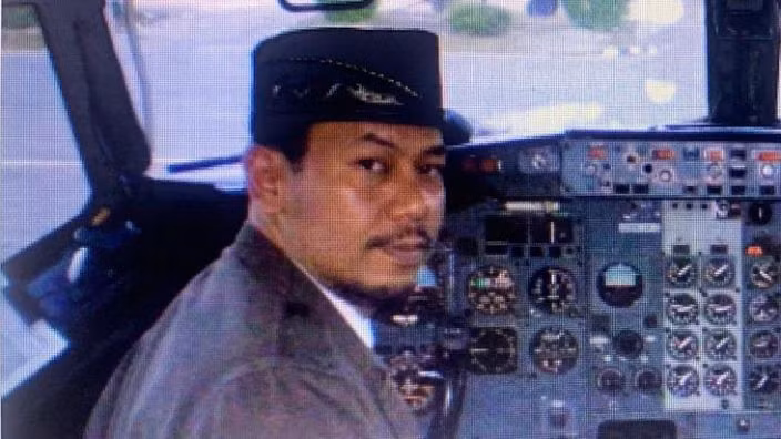 Cơ trưởng Afwan, 54 tuổi, chính là người điều khiển máy bay Boeing 737-500 khi chiếc phi cơ gặp nạn hôm 9/1. Ông là một cựu phi công quân sự và bắt đầu chuyển sang lĩnh vực hàng không dân dụng từ năm 1987. Ảnh: YN.