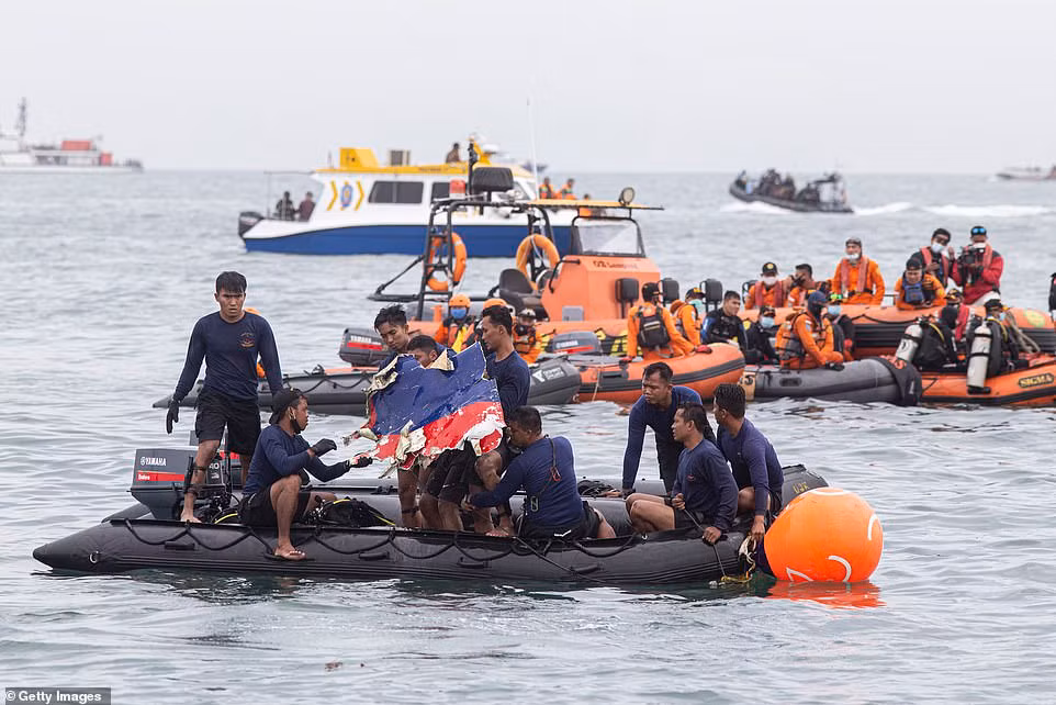 Trên máy bay gặp nạn còn có Dinda Amelia, 15 tuổi, và doanh nhân 30 tuổi Yohanes Suherdi. Được biết, Dinda đã đi nghỉ mát cùng gia đình bà chủ của mẹ cô ở Jakarta. Trong khi đó, Yohanes đến Jakarta để công tác và có mặt trên chuyến bay SJ182 để trở về nhà ở ngôi làng Ngarak. Ảnh: Getty.