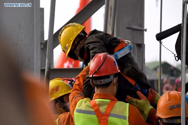 Theo Tân Hoa Xã, ngày 24/1, lực lượng cứu hộ Trung Quốc đã giải cứu được 11 thợ mỏ bị mắc kẹt dưới lòng đất suốt hai tuần sau một vụ nổ tại mỏ vàng ở tỉnh Sơn Đông, miền Đông Trung Quốc. (Nguồn ảnh: THX)
