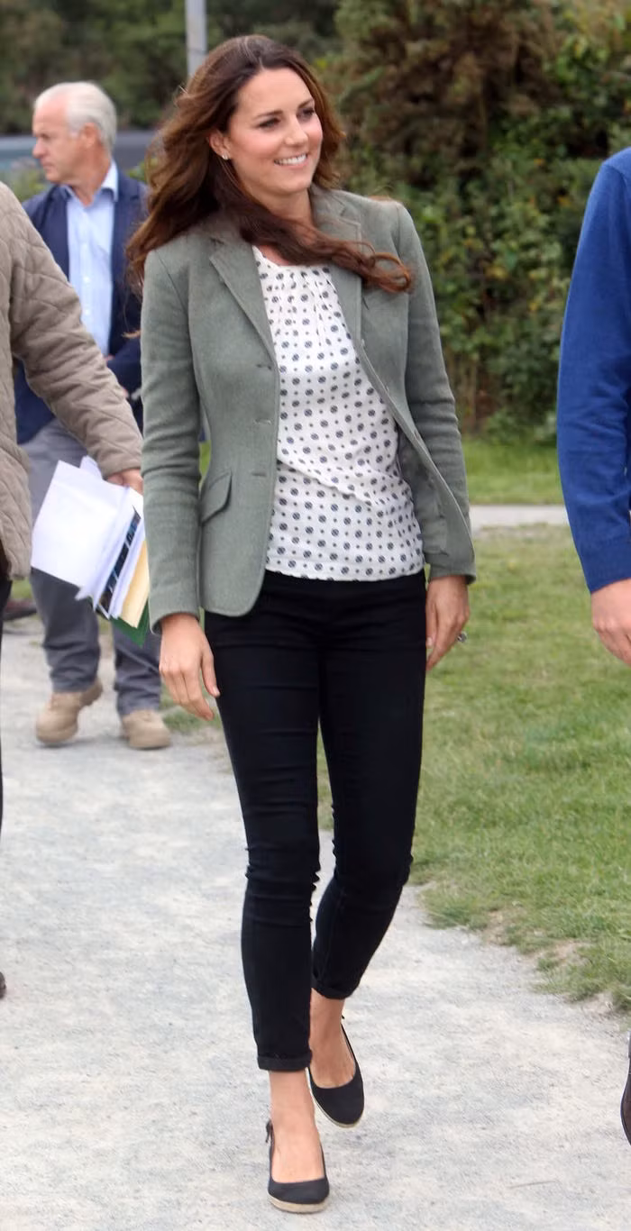 Chiếc áo khoác ngoài này của Công nương Kate Middleton có giá 59 USD. Ảnh chụp hồi năm 2013.