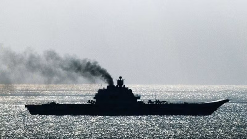 Có thời điểm, tàu sân bay Kuznetsov bị xuống cấp trầm trọng do thiếu tiền bảo trì. “Tàu đã bị xuống cấp nghiêm trọng do không được bảo trì sau một thời gian dài phải neo đậu một chỗ, không được trang bị hệ thống sưởi ấm nên khi trời lạnh, nước đóng băng ở mọi chỗ, thậm chí làm nứt hệ thống đường ống. 60% số phòng trên tàu không được cung cấp nước, dù là mùa đông hay mùa hè. Con tàu có 50 nhà vệ sinh nhưng chỉ có 25 cái được phép hoạt động. 50% số ống thông hơi cũng bị hư hỏng trong khi trên tàu có rất ít cửa sổ nên bên trong tàu rất ngột ngạt. Chỗ ăn ở, sinh hoạt cho thủy thủ đoàn cũng không được tốt”, một báo cáo của Hải quân Nga viết. Nguồn ảnh: Sina