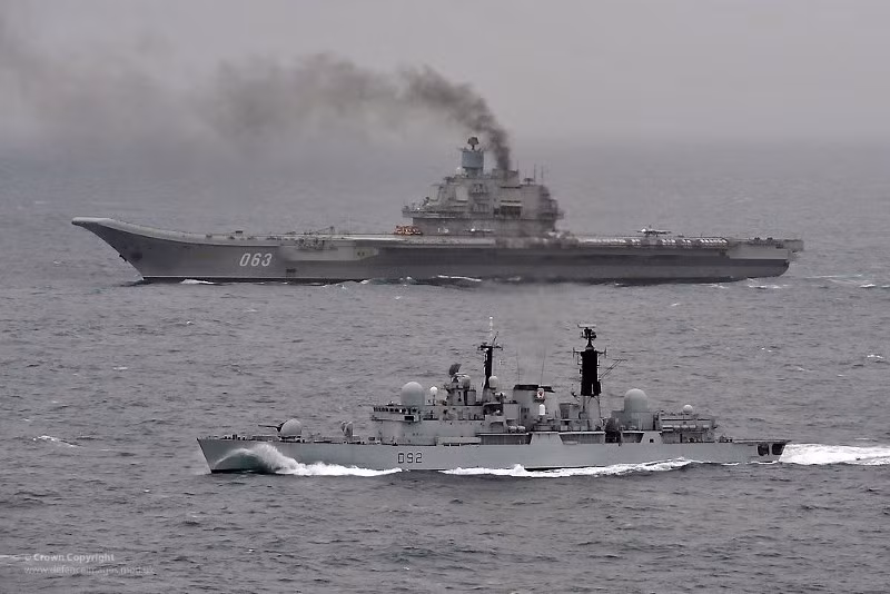 Sự kiện tàu sân bay Kuznetsov dẫn đầu cả nhóm tàu chiến Nga vượt qua hàng loạt vùng biển tới Syria vẫn đang tiếp tục làm thế giới phương Tây mà trực tiếp là khối quân sự NATO không khỏi “nóng máu” về độ “khủng”, hoành tráng của chuyến đi này. Nguồn ảnh: Sina