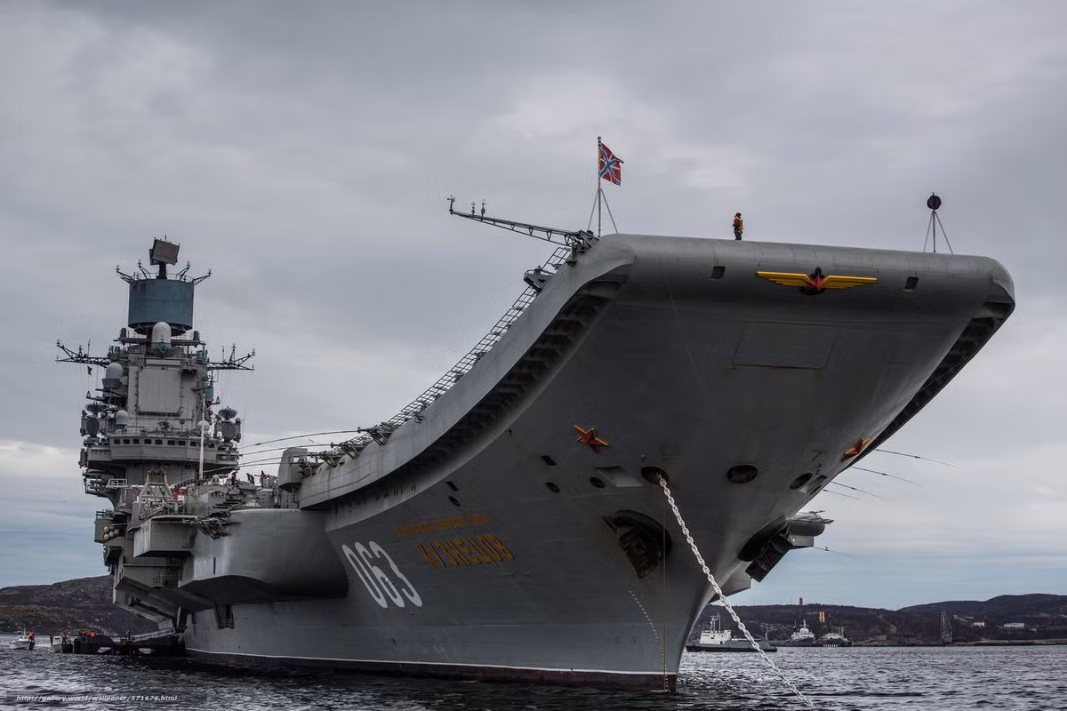 Tàu sân bay Đô đốc Kuznetsov trong Hải quân Nga được phân loại là "tàu tuần dương hạng nặng chở máy bay (TAVKR) được thiết kế để hỗ trợ và bảo vệ đội tàu ngầm hạt nhân mang tên lửa, tàu mặt nước và các máy bay mang tên lửa của Hải quân. Con tàu có lượng giãn nước toàn tải 55.200 tấn, dài 305m, tốc độ tối đa đạt 29 hải lý/h, thủy thủ đoàn khoảng 1.690 người gồm cả 626 thành viên phi hành đoàn. Nguồn ảnh: Sina