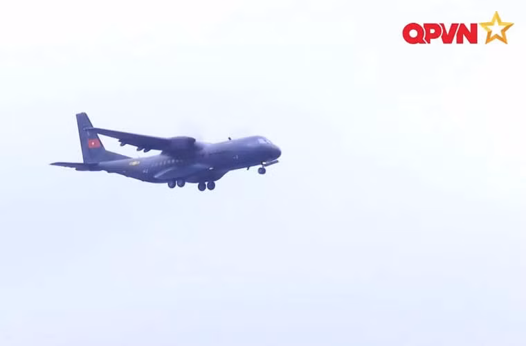 Khoang hàng của C-295 có thể chở tối đa 48 lính dù hoặc 75 lính thường hoặc 27 cáng cứu thương và 4 nhân viên y tế hoặc 5 giường 2,24x2,74m hoặc tối đa 3 xe chiến thuật hạng nhẹ. Nguồn: Kênh QPVN