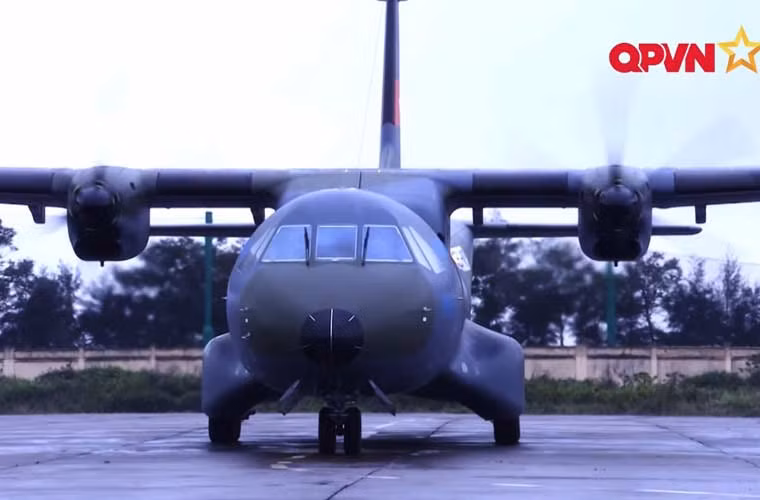Anh dep may bay van tai C-295 tren bau troi Viet Nam