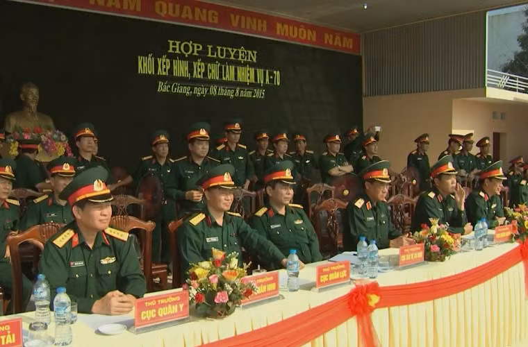 Các sĩ quan cấp cao quan sát hợp luyện.