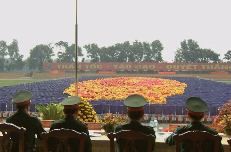 Hôm 8/8, Trung tướng Nguyễn Quốc Khánh, Phó Tổng tham mưu trưởng đã cùng các cán bộ của Bộ Tổng tham mưu kiểm tra việc hợp luyện xếp hình, xếp chữ cho diễu binh, diễu hành, kỷ niệm 70 năm Cách mạng Tháng Tám và Quốc khánh 2/9.
