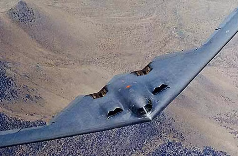 Mép trước cánh máy bay B-2 được phủ lớp sơn hấp thụ sóng radar và thiết kế có lỗ rỗng kiểu tổ ong không thành qui tắc. Vì vậy, sóng radar khi chiếu vào khó phản xạ lại.