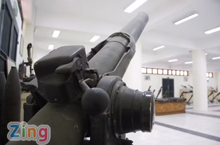 Việc dùng hệ dẫn đường này tạo ra điểm yếu chết nhiều trong tác chiến. Theo đó, sau khi khai hỏa, các xạ thủ phải luôn giữ kính ngắm theo dõi mục tiêu để đảm bảo tên lửa bay trúng đích. Phương thức điều khiển như vậy còn khá thô sơ nên tuy uy lực mạnh nhưng hiệu quả chưa phải là cao. Đặc điểm tác xạ còn buộc các xạ thủ phải phơi mình trên chiến trường nên kíp chiến đấu không được an toàn. Nguồn: Zing