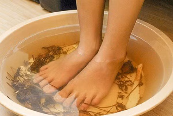Ngâm chân nước nóng cho dễ ngủ, người phụ nữ 46 tuổi tử vong Ngam chan nuoc nong cho de ngu, nguoi phu nu 46 tuoi tu vong