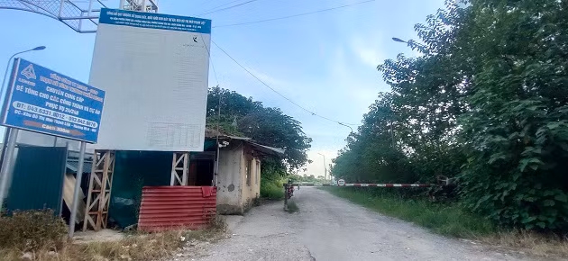 Gần 2 thập kỷ “nuôi” cỏ dại, Khu đô thị mới Thịnh Liệt hoang tàn, nhếch nhác Gan 2 thap ky “nuoi” co dai, Khu do thi moi Thinh Liet hoang tan, nhech nhac