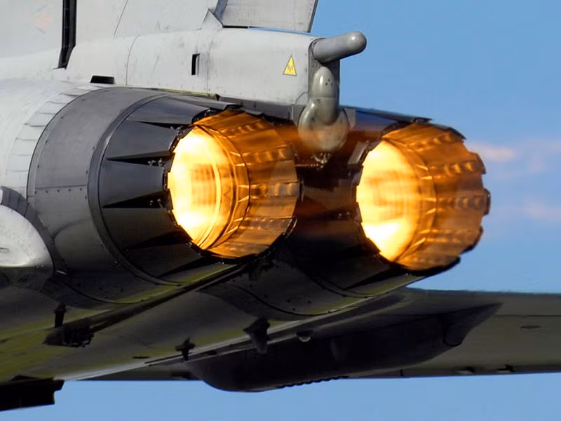 Typhoon được trang bị hai động cơ phản lực Eurojet EJ200 với lực đẩy thô 60 kN, lực đẩy có đốt sau 90 kN mỗi chiếc. Tốc độ tối đa 2.400 km/h, phạm vi hoạt động 2.900 km.