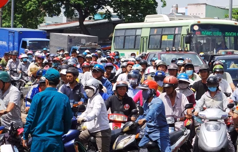 Xe cứu thương cũng đang túc trực phía ngoài để chờ tiếp nhận người bị nạn đưa đi cấp cứu.