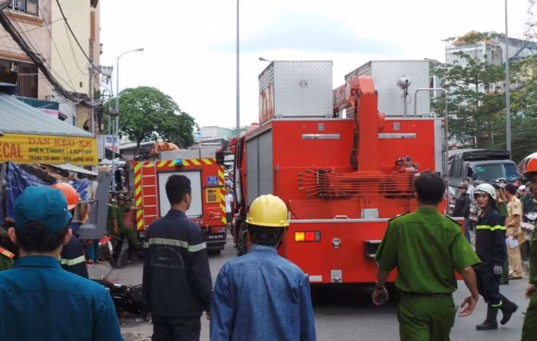 Đến thời điểm này, xác định đã có 2 người tử vong là ông La Hán Lưu (48 tuổi) khách đến mua xe và bà Bùi Thị Phước (68 tuổi, chủ nhà dưới dốc cầu Nhị Thiên Đường, hướng từ quận 8 về quận 5), cơ quan chức năng đã đưa thi thể ra ngoài.
