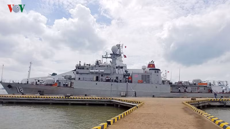 Trưa 1/9, Tàu Hải quân mang số hiệu 18 thuộc Lữ đoàn 171 – Bộ Tư lệnh Vùng 2 – Quân chủng Hải quân Việt Nam đã rời cảng, bắt đầu chính thức tham gia diễn tập hàng hải ASEAN và Mỹ diễn ra từ ngày 2 - 6/9 tại khu vực Vịnh Thái Lan và vùng biển phía Nam mũi Cà Mau. Nguồn ảnh: VOV.