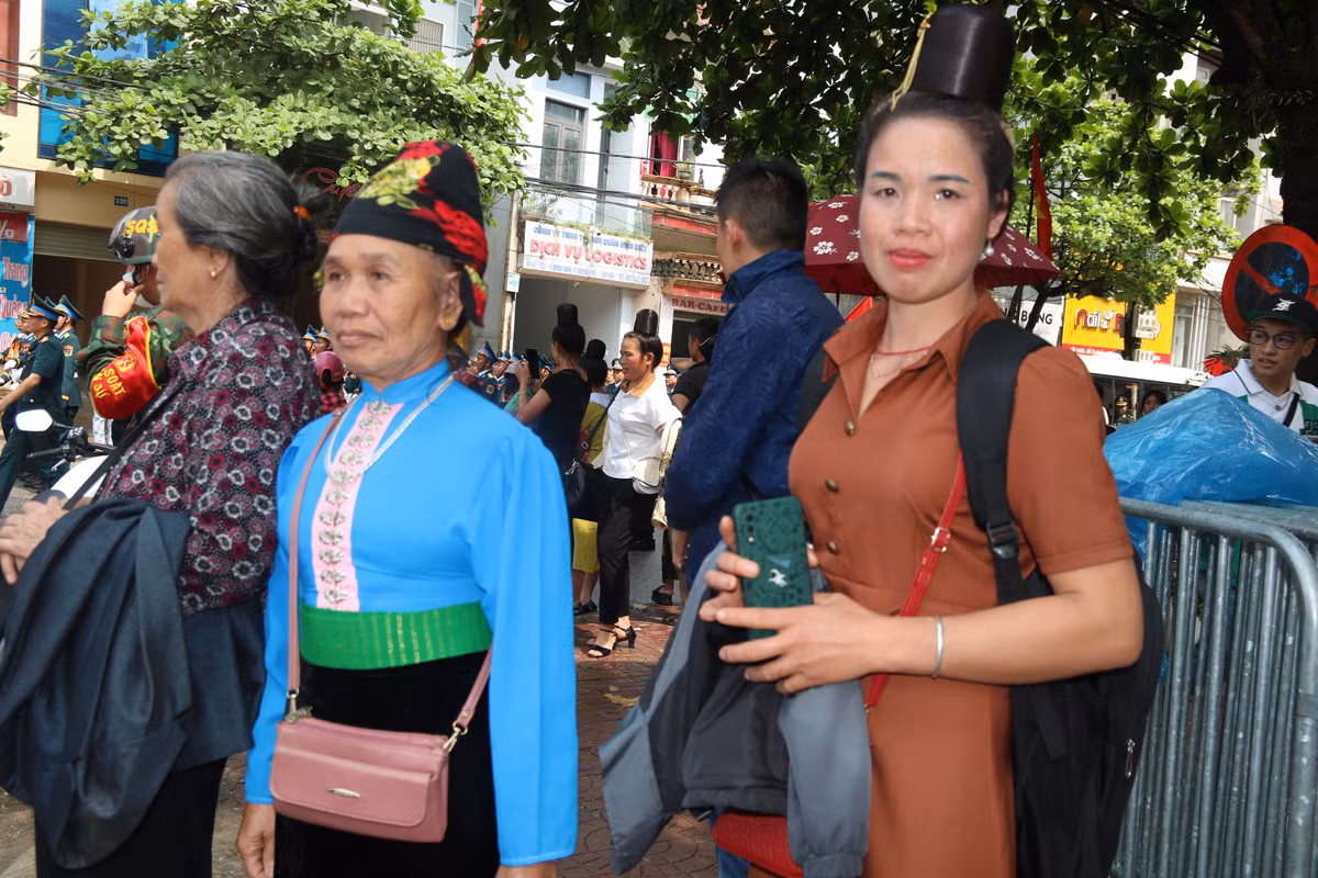 Dậy từ 3h sáng, buổi lễ kết thúc, hai mẹ con vẫn đứng ở bên đường, chờ đoàn diễu hành.