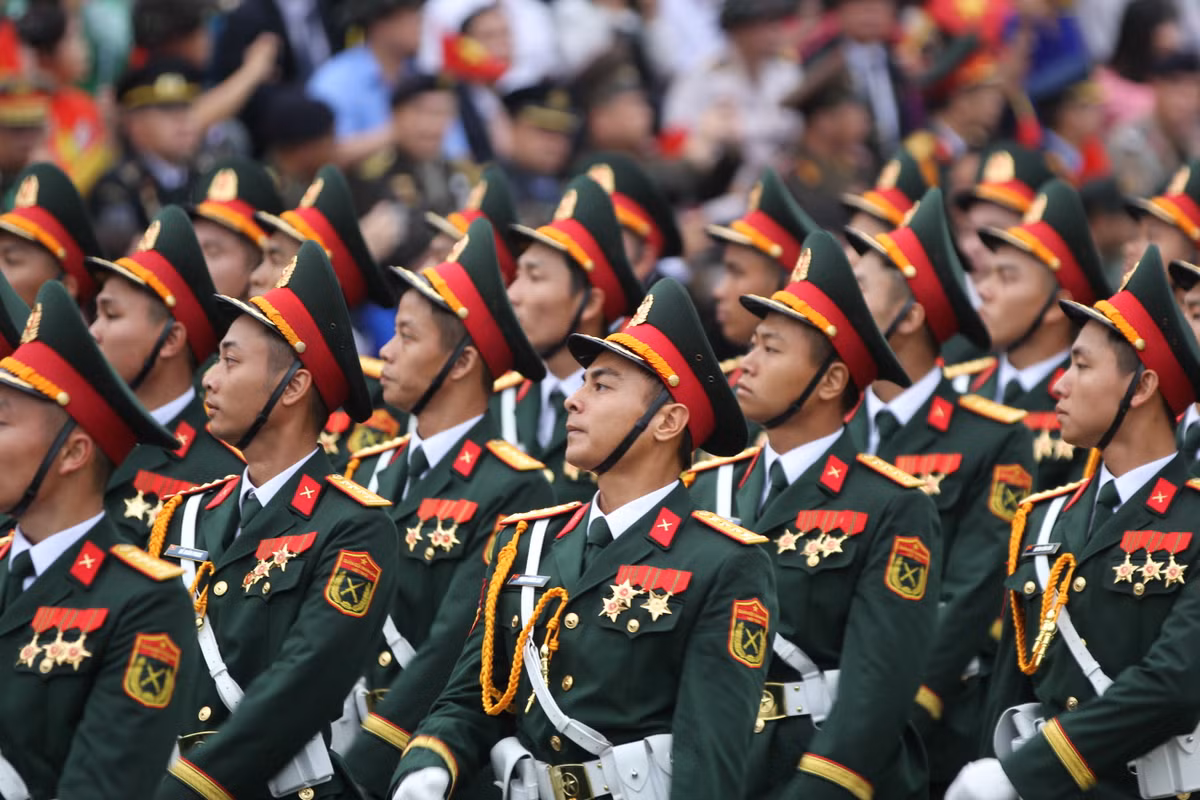 Khối sĩ quan Cảnh sát biển diễu binh.