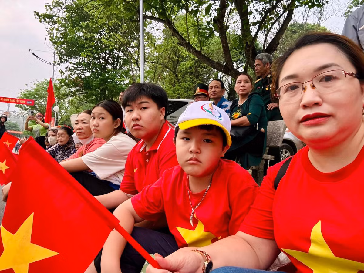 Em bé dậy từ sáng sớm ngồi chờ cùng mẹ.
