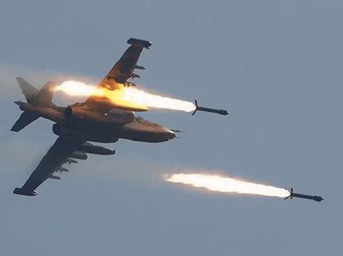 Su-25 có chiều dài 15,35 m, cao 5,2m và có sải cánh 14,52 m. Trọng lượng cất cánh tối đa lên tới hơn 17 tấn.