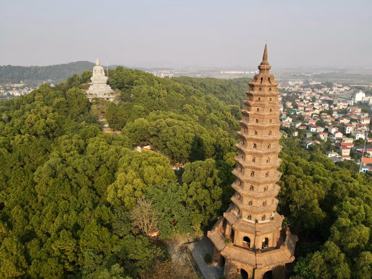 Tại chùa Phật Tích còn có pho tượng A Di Đà cao 27m (tính cả bệ là 30 m), nặng 3.000 tấn tọa lạc trên đỉnh núi, được khởi công xây dựng từ tháng 2/2007. 