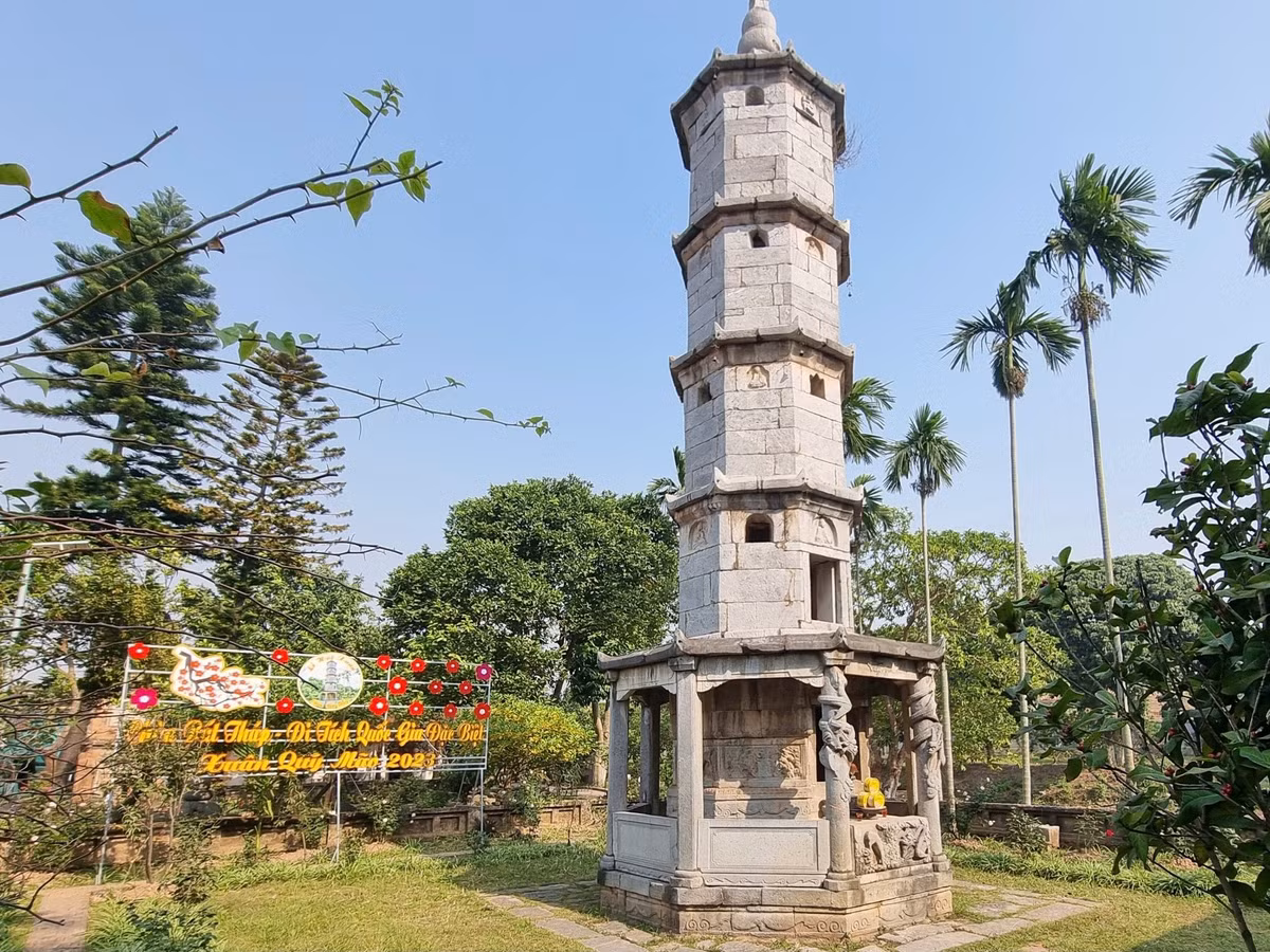 Chùa Bút Tháp toạ lạc tại ven dòng sông Đuống, có tên chữ là Ninh Phúc tự, thuộc xã Đình Tổ, huyện Thuận Thành, tỉnh Bắc Ninh. Chùa là một trong những danh lam cổ tự đẹp nhất ở vùng đồng bằng châu thổ Bắc Bộ, nổi tiếng bởi sự độc đáo về kiến trúc, lịch sử lâu đời...