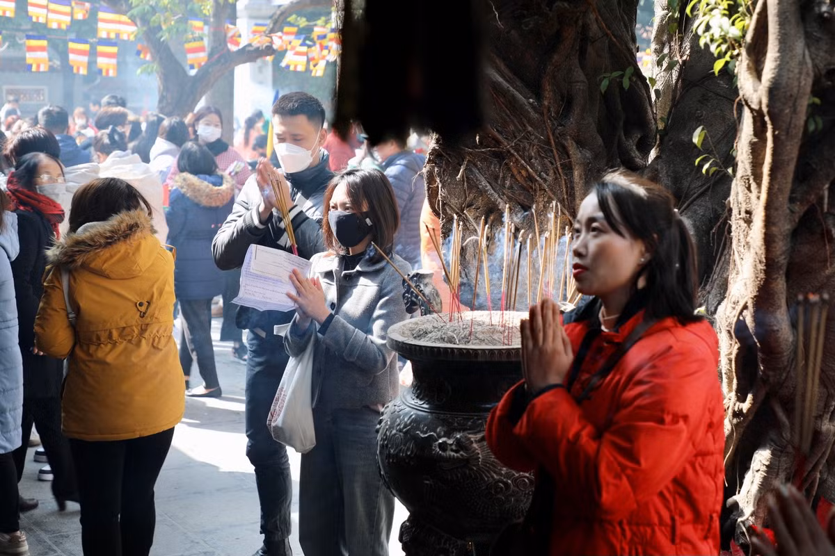 Tiếp theo là Lễ Ban Đức Chúa Ông cầu công danh tài lộc gồm tiền vàng, rượu thuốc chè, đồ mặn tuỳ ý (trước cúng sau ăn, muốn ăn gì thì cúng nấy, có thể là xôi, giò, bánh chưng thịt)... lưu ý chai rượu phải mở ra khi dâng mâm lễ. Cuối cùng là Lễ Ban Mẫu (rất quan trọng, để cầu duyên) gồm tiền vàng, hoa, trầu cau, bánh kẹo, tiền lẻ (để sau đó công đức).