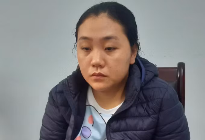  Mượn cớ rủ bạn đi tập thể dục để trộm 126 triệu đồng: Nguyễn Thị Thùy Trang (SN 1995, trú phường Hòa Quý, quận Ngũ Hành Sơn, TP Đà Nẵng) đến nhà anh anh Phạm Hải Tr. (SN 1985 trú cùng địa phương) đi tập thể dục nhưng không thấy ai trong nhà, Trang vào phòng ngủ lấy chìa khóa xe máy SH rồi mở cốp lấy đi 126 triệu đồng của nạn nhân. Hôm nay, cơ quan chức năng đang tạm giữ Trang để điều tra về hành vi trộm cắp tài sản. 