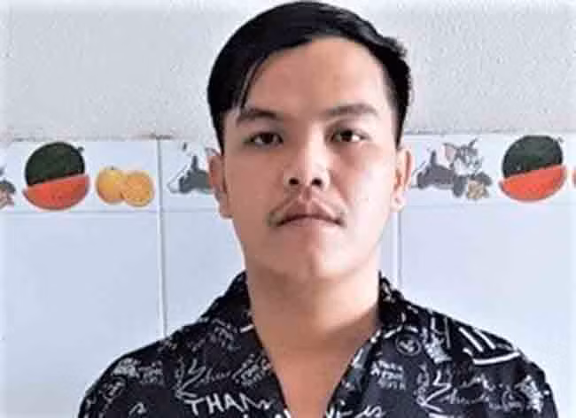  Tự xưng là nhân viên ngân hàng để chiếm đoạt tiền cứu trợ lũ lụt: Văn Phú Hoàng (27 tuổi, trú tỉnh Quảng Nam) tự xưng là nhân viên ngân hàng, lấy thông tin cá nhân của chủ tài khoản ngân hàng rồi chiếm đoạt hàng chục triệu đồng tiền cứu trợ người dân vùng lũ. Hôm nay, Công an huyện Gio Linh, tỉnh Quảng Trị, đã khởi tố bị can, bắt giam Hoàng để điều tra về tội Sử dụng mạng máy tính, mạng viễn thông, phương tiện điện tử để chiếm đoạt tài sản.