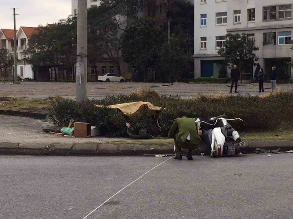 Cụ thể, vào khoảng thời gian trên, chiếc xe máy mang BKS: 29H1-57741 do anh Hà Văn V. (SN 2001, trú tại: Liên Cần,Thanh Liêm, Hà Nam ( Vinh là công nhân xưởng bánh mì thuê trọ trong Đặng Xá). Đã xảy ra va chạm với xe buýt mang BKS: 29B-50522 do anh Đoàn Văn Đ. (SN 1984 ở Tiên Dược, huyện Sóc Sơn, TP Hà Nội) điều khiển.