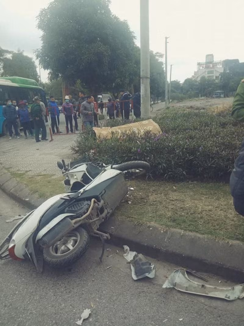 Hiện nguyên nhân vụ xe máy va chạm với xe buýt đang được cơ quan chức năng điều tra, làm rõ.