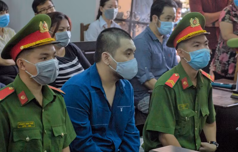 Tai xe lai Mercedes tong tiep vien hang khong nhan an 7 nam 6 thang tu