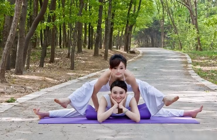 Trong hình, các cô gái diện áo tập hai dây, áo phông cổ rộng, sâu và quần dài ống rộng. Chất liệu co giãn giúp người mặc dễ dàng tạo những tư thế khó khi tập luyện.