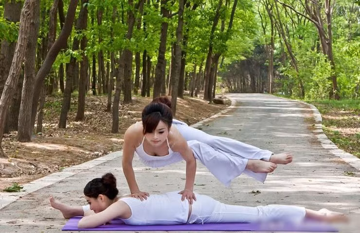 Khi thực hiện các động tác như cúi gập người về phía trước, ưỡn lưng về phía sau, phần áo cổ rộng khiến nhiều người nhìn "thót tim".