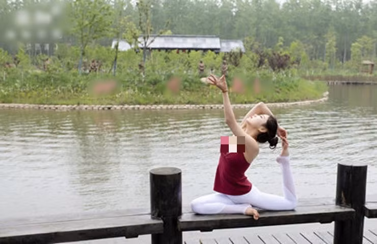 Khi chụp hình nên khéo léo lựa chọn cách tạo dáng, góc chụp tránh phản cảm.