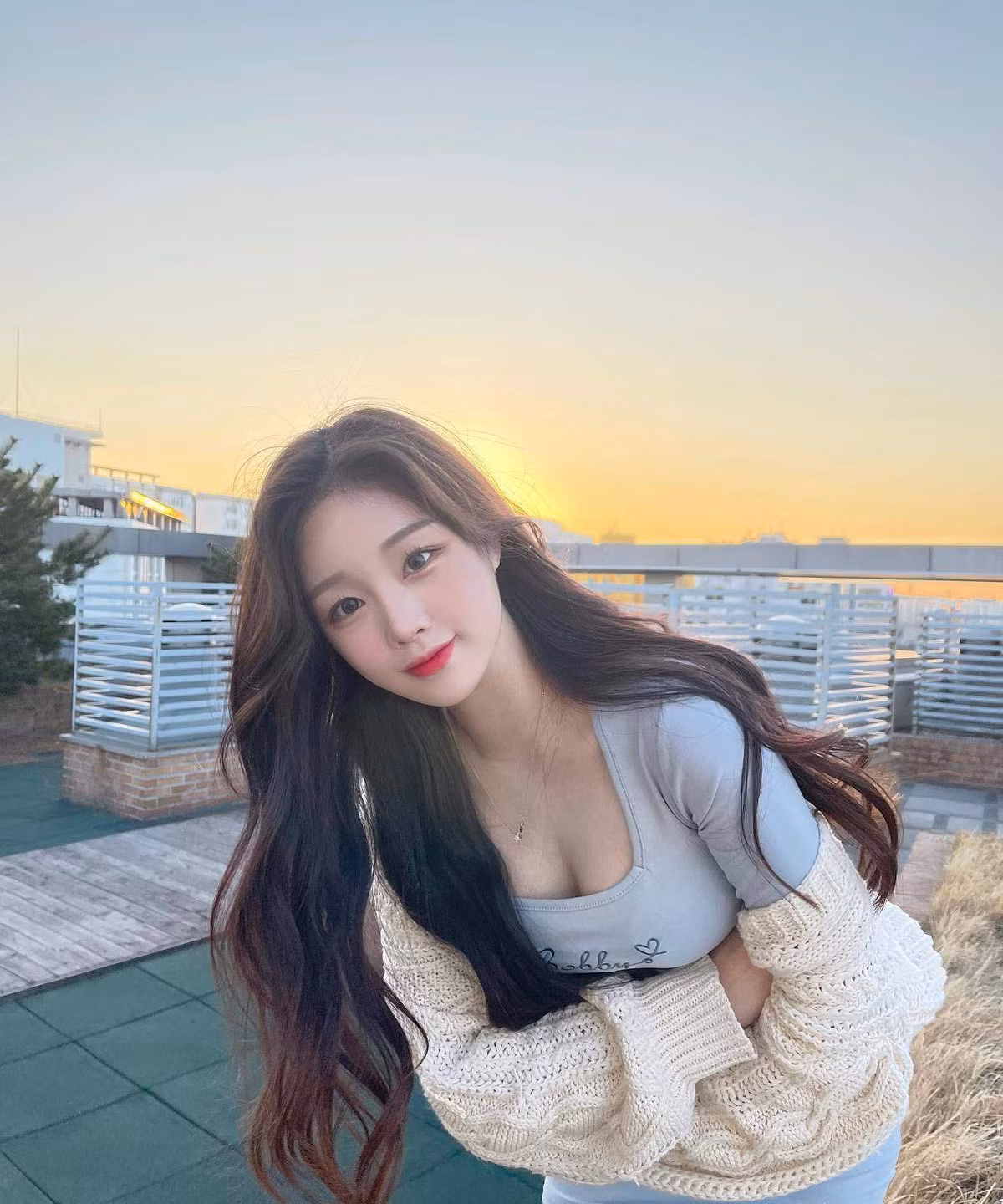 Với sức ảnh hưởng, vẻ ngoài xinh đẹp như búp bê giúp cho Han Kyung nhận được nhiều lời mời hợp tác của các nhãn hàng. Hiện cô nàng đang là người mẫu tự do.