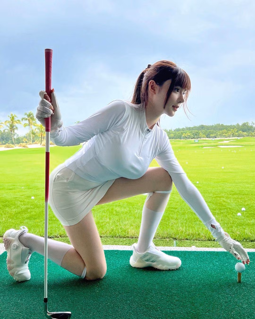 Body nóng bỏng của Amy Xianger có được là do nỗ lực tập luyện nhiều bộ môn khác nhau như golf, tennis, bơi lội,... kết hợp cùng chế độ ăn uống khoa học và sinh hoạt lành mạnh. Nhờ vóc dáng nổi bật mà Amy Xianger dễ dàng chinh phục nhiều kiểu trang phục khác nhau. Đặc biệt là khi diện đồ đi tập cô càng thu hút hơn nhờ gu lựa chọn trang phục đơn giản nhưng tôn dáng.