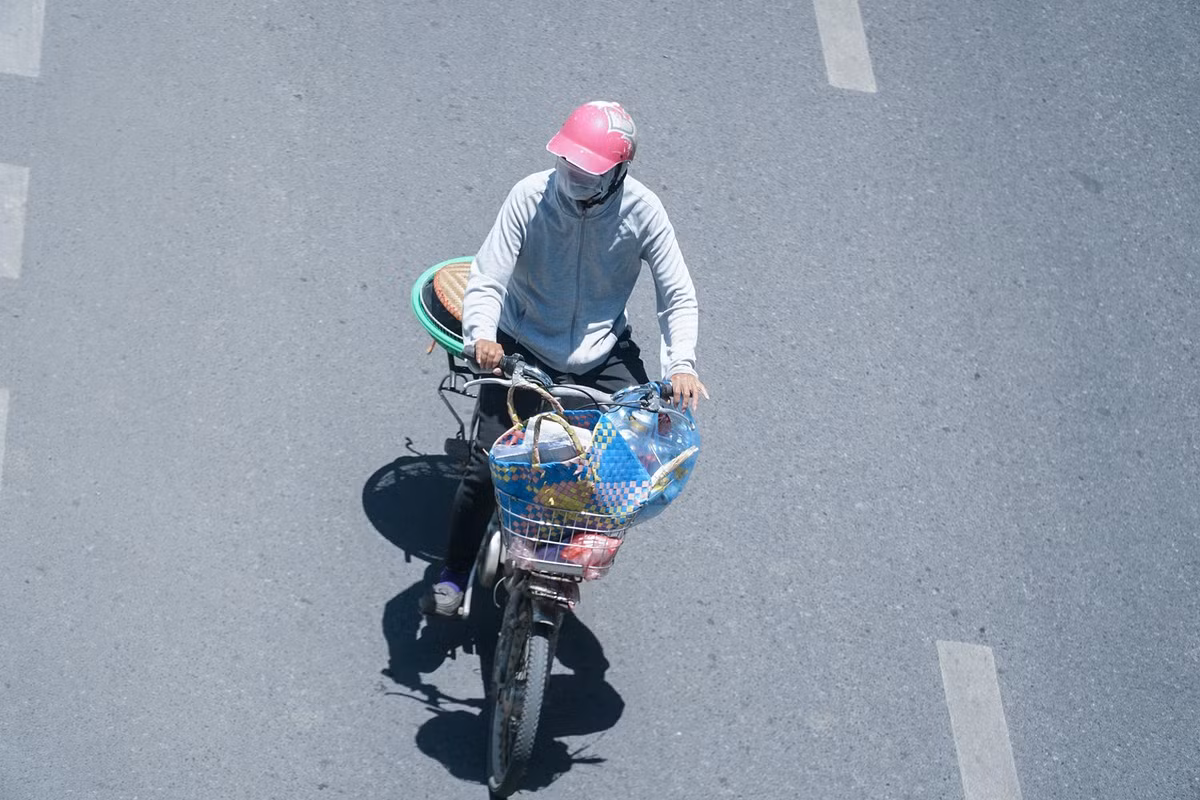 Hà Nội đang bước vào những ngày nắng nóng đỉnh điểm, nhiều người lao động đều vất vả mưu sinh dưới thời tiết của mùa hè.