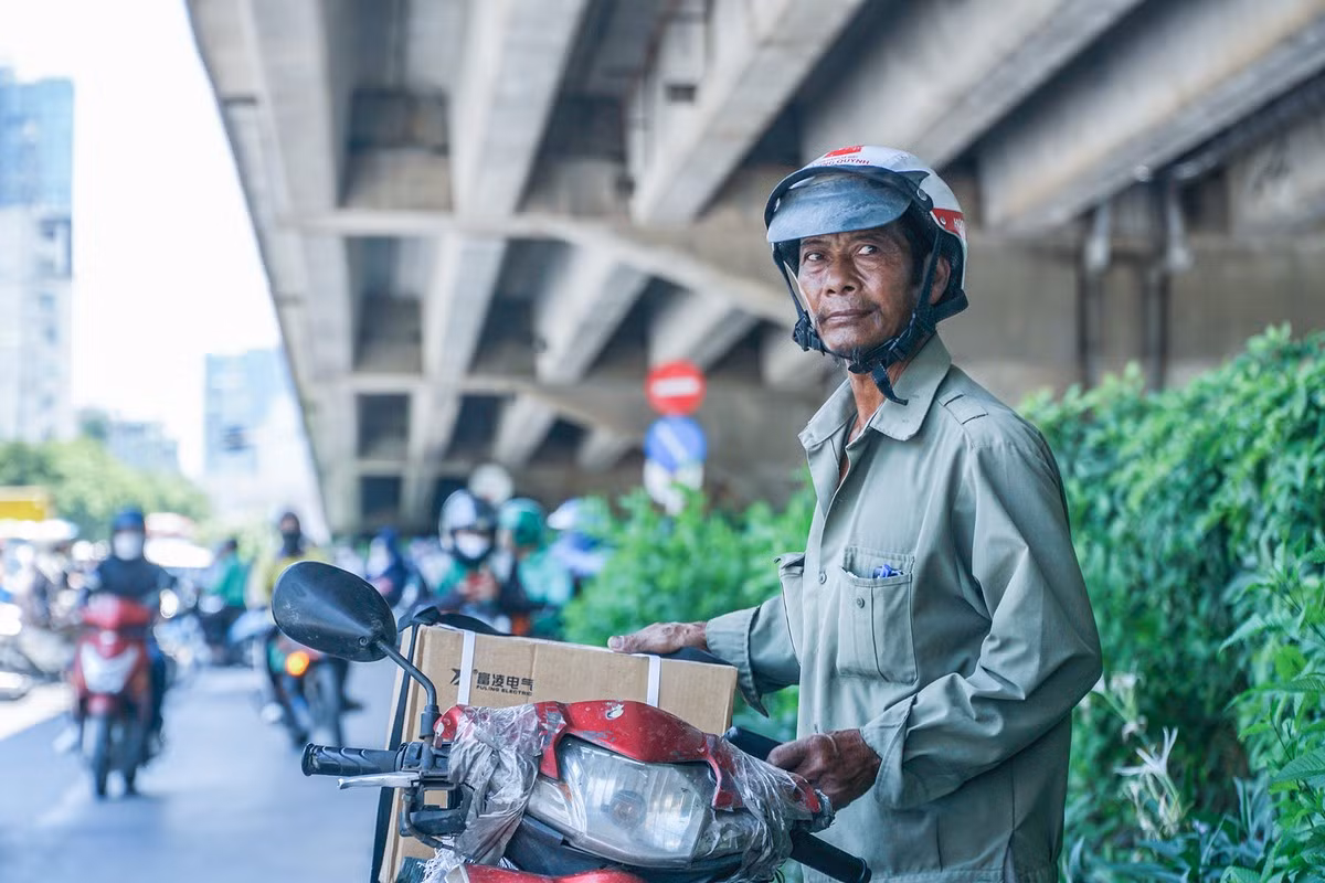 Nhiệt độ cao nhất từ 35-37 độ C, có nơi trên 37 độ C. Cộng thêm sức nóng từ các phương tiện và nền đường nhựa, nhiệt độ thực tế có chỗ lên tới ngoài 40 độ C, thậm chí là 50 độ C. Trong hình là một người giao hàng với khuôn mặt đen nhẻm do thường xuyên làm việc dưới thời tiết nắng nóng.