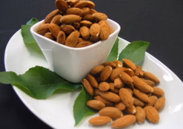 Hạnh nhân luôn là một trong những lựa chọn hàng đầu để rắc lên salad hay các món phụ trong mỗi chế độ giảm cân lành mạnh. Loại hạt này giàu vitamin E và là nguồn chất béo không bão hòa, có thể sử dụng hạnh nhân như một món ăn nhẹ khẩn cấp trong ngày, thay cho các loại đồ ăn vặt chứa nhiều chất béo không tốt cho sức khỏe.