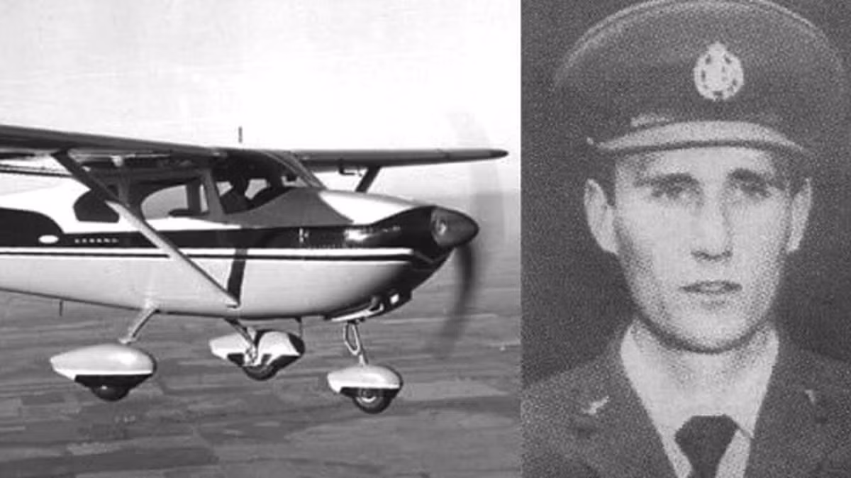 Vật thể lạ này di chuyển theo máy bay của phi công Frederick. Theo mô tả của phi công này, vật thể lạ nghi UFO có kích thước rất lớn và phát ra ánh sáng lạ màu xanh lá cây.