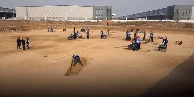 Cỗ quan tài nặng 3 tấn nằm trơ trọi trong lăng mộ. Có lẽ do những kẻ trộm mộ không thể mang theo trang thiết bị để vận chuyển cỗ quan tài có kích thước lớn hiếm có trong lịch sử như vậy nên đành bỏ mặc nó nằm ở đây. (Ảnh minh họa)