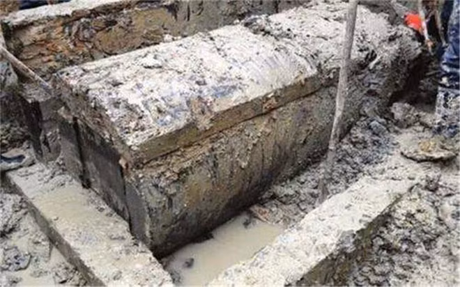 Các chuyên gia đều không mong đợi quá nhiều vào việc có thể tìm được cổ vật trong lăng mộ, tuy nhiên khi tiến sâu vào bên trong họ đã phát hiện ra một cỗ quan tài kỳ lạ. (Ảnh minh họa)