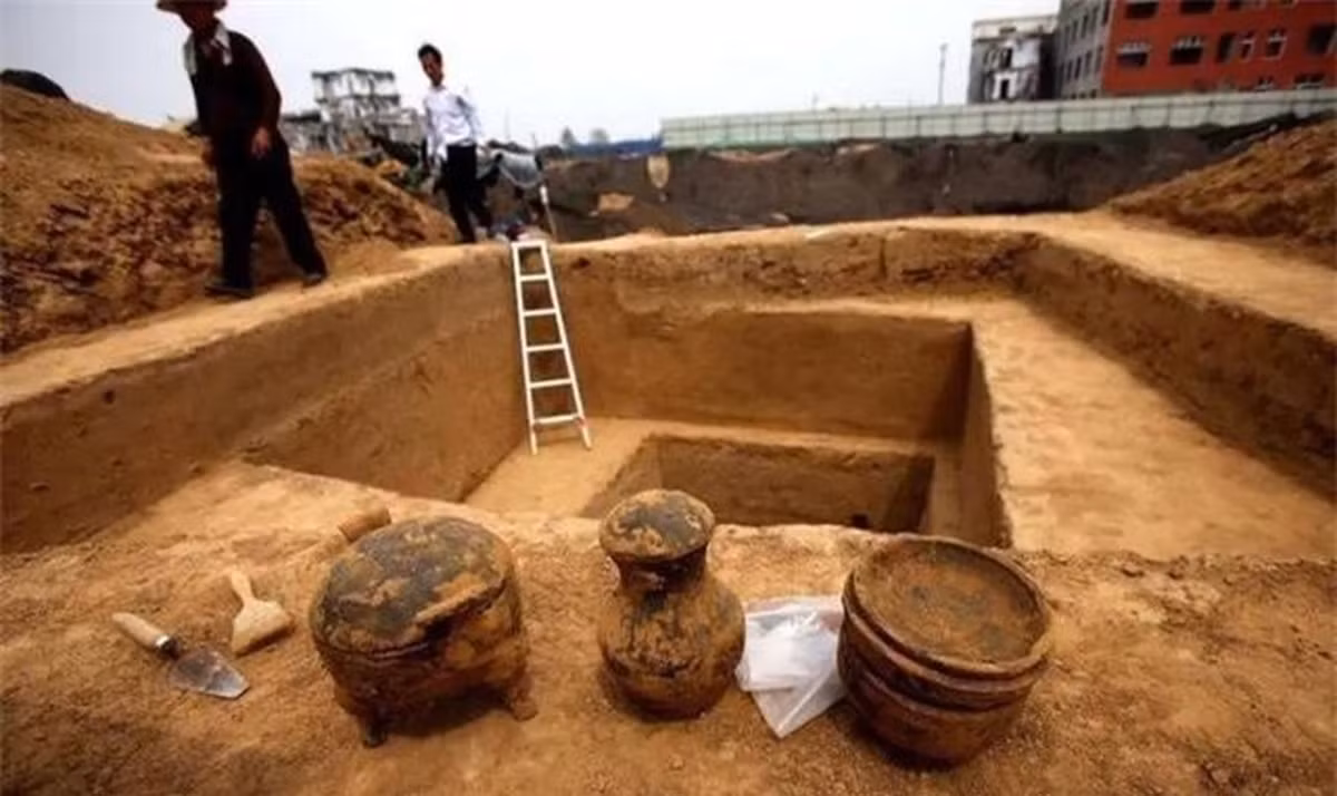 Theo các chuyên gia, sở dĩ 46 thi hài này phát sáng là vì được bao phủ bởi những tinh thể trong suốt như pha lê. Những tinh thể tỏa ra ánh sáng màu xanh lục khi ở trong bóng tối.