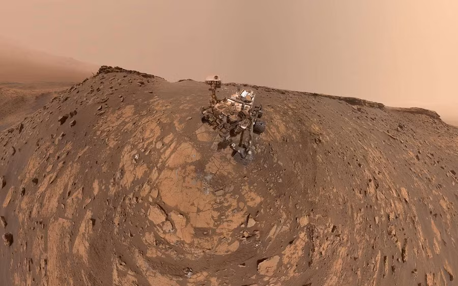 Curiosity có hệ thống ghi hình gồm 17 máy thu. Trong đó tập trung ở phần đỉnh trên cùng với đầu và cổ có máy thu gắn ở hai bộ phận phải và trái gọi là Navcam Right và Navcam Left.