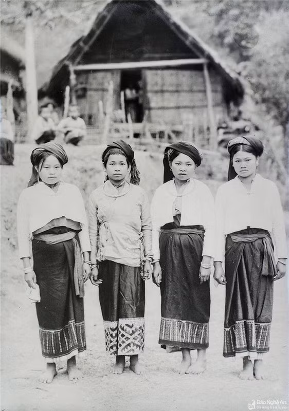 Trang phục truyền thống của người Thái cổ ở Mường Típ cách đây 1 thế kỷ. (Ảnh: Báo Nghệ An)