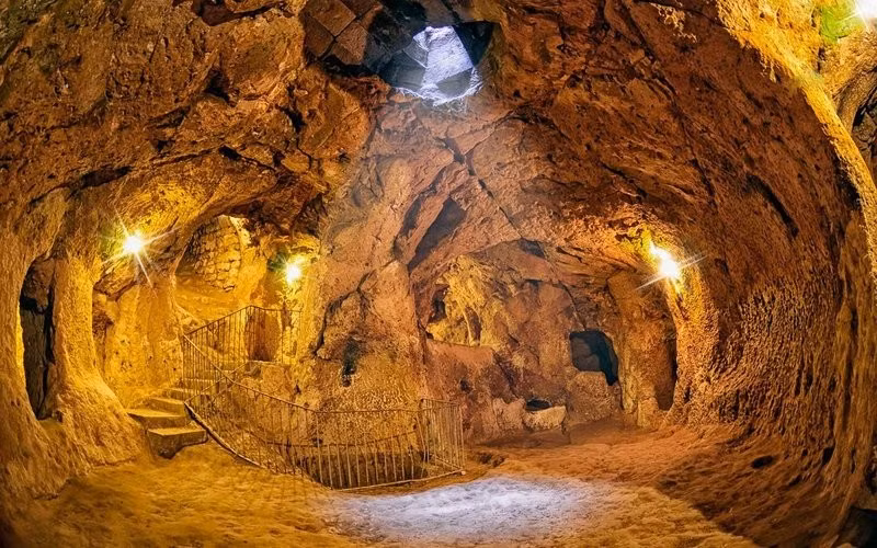 Đây chính là thành phố ngầm bên dưới Derinkuyu, một kiến trúc khổng lồ sâu 76 mét được chia thành 18 tầng và có đủ những căn phòng cho 20.000 người ở cùng lúc. Derinkuyu còn có khoảng 600 cửa ra vào kết nối các khu vực. Người xưa đã dùng những tảng đá lớn hình đĩa có thể xoay được với một lỗ nhỏ ở giữa để làm cửa.