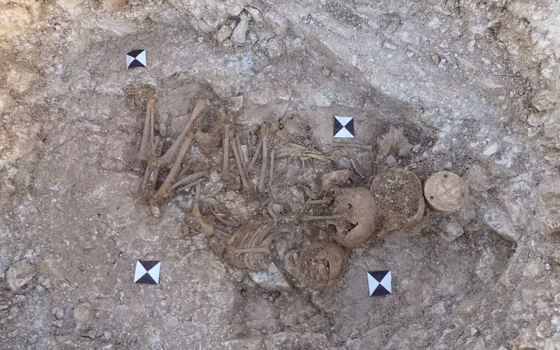 Mark Allen là người sáng lập công ty tư vấn khảo cổ Allen Archaeology cho biết họ đã tìm thấy hài cốt của ít nhất 16 người khác được chôn cất tại địa điểm này. Một số người trong số những người này có niên đại rất lâu sau ba đứa trẻ kể trên, trong khi những người khác có thể có cùng khoảng thời gian, hoặc khoảng 5.000 năm trước.